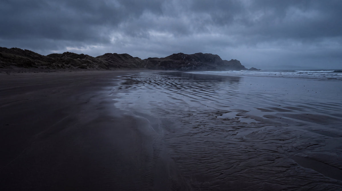 Plage à marée basse à l'heure bleue